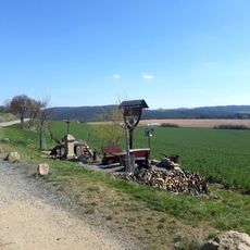 Kříž jižně od Chrášťovic u studánky