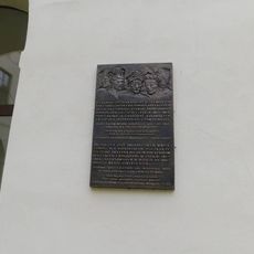 Pamětní deska polských povstalců na nádvoří jezuitského areálu v Telči