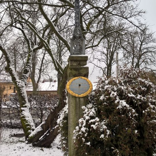 Kříž před domem čp. 1093 v Novoměstské ulici