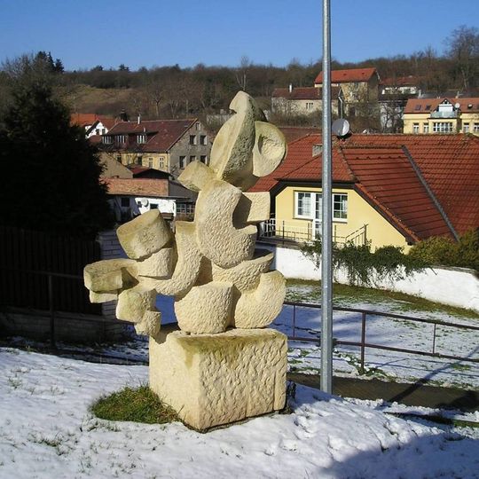 Kamenná plastika Koupající se Měsíc v Praze-Lysolajích