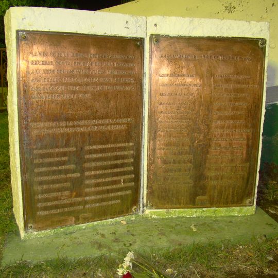 Monolito recordatorio a ejecutados y detenidos desaparecidos.