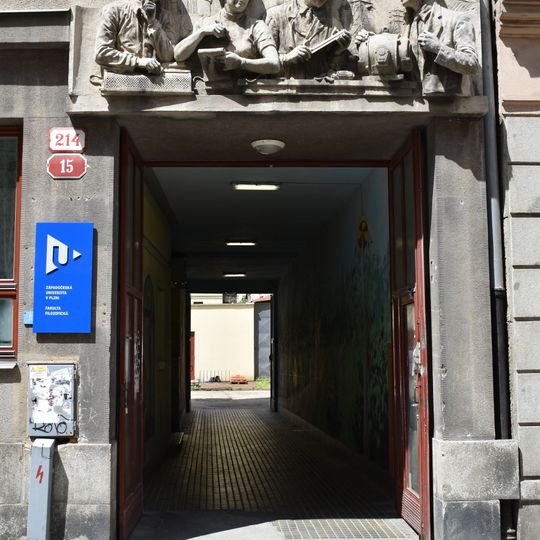 Figurální reliéf nad vstupem do budovy Fakulty elektrotechnické VŠSE