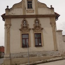 Busty národních buditelů na domě Dlážděná 24 v Čečelicích