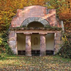 Einzeldenkmale der Sachgesamtheit Grünfelder Park: Parkbauten in den Anlagen, insbesondere: Portal »Der stillen Naturfreude«, »Insel« mit Postament, Grotte und Felsengang, Badehaus, Irminsäule, Denkmal des Erstgeborenen, Gotische Brücke, Mauso