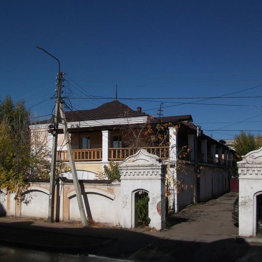 Жилой дом с торговой лавкой