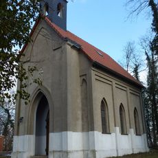 Kapelle auf dem Friedhof, mit Lindenallee und Resten der Friedhofseinfriedung Zum Seeblick -