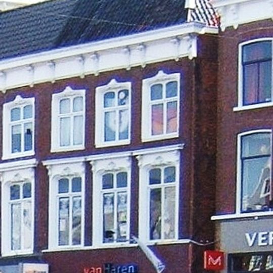 Pand met twee verdiepingen met kroonlijst met consoles