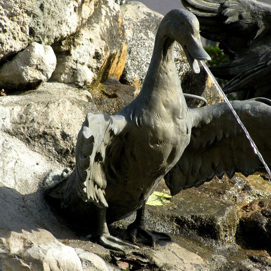 Kačacia fontána, socha