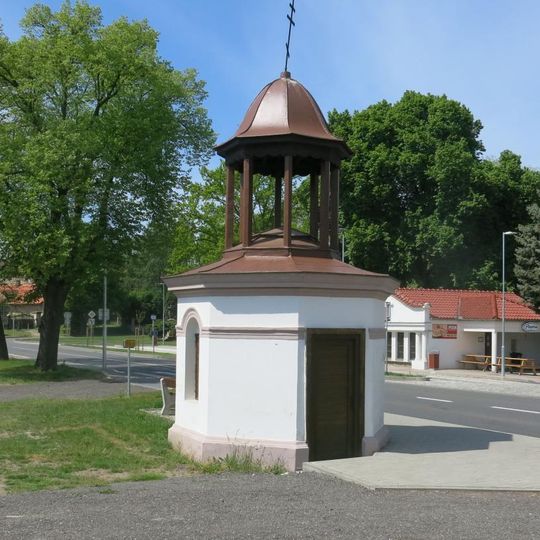 Kaple na Mírovém náměstí v Bezně