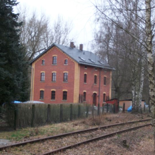 Bahnhof bestehend aus Empfangsgebäude, Wohnhaus, Toilettenhäuschen, Bahnsteig und Haltesignal im Bereich des Bahnhofs Am Bahnhof 1; 3
