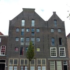 Rijzig pand met puntgevel, deel uitmakend van het Graanmagazijn voor den Armen