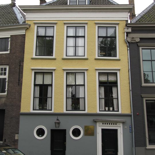 Pand met lijstgevel waarin vensteromlijstingen met geprofileerde dorpels en hoofdgestellen