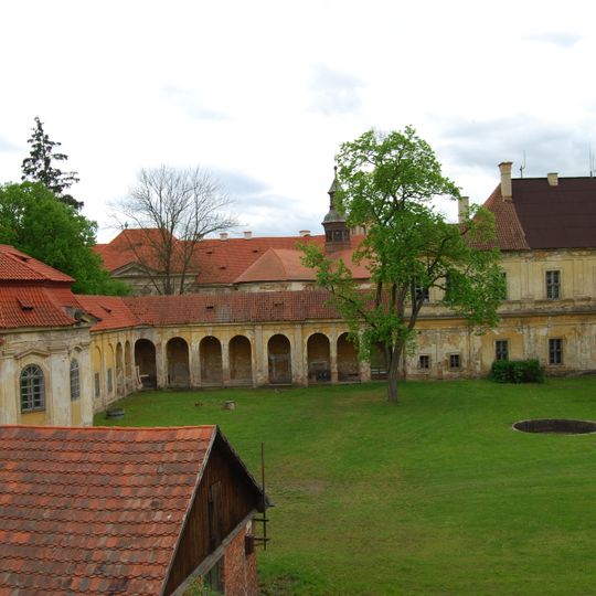 Arkádová chodba s altánem