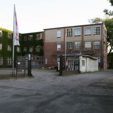 Produktionsgebäude der Gewehrfabrik mit Pförtnerhaus