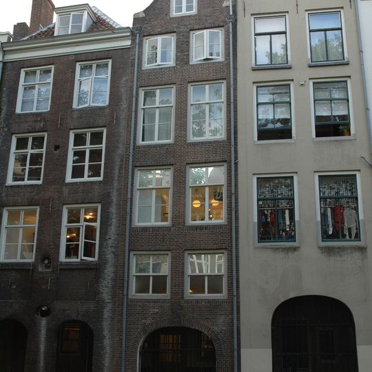 Pand met hoge klokgevel aan de zijde der Oudegracht