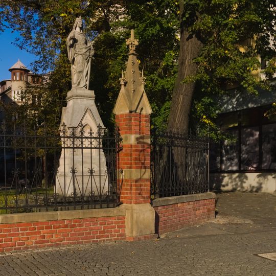 Ogrodzenie z bramami kościoła Wniebowzięcia Najświętszej Maryi Panny w Bytomiu