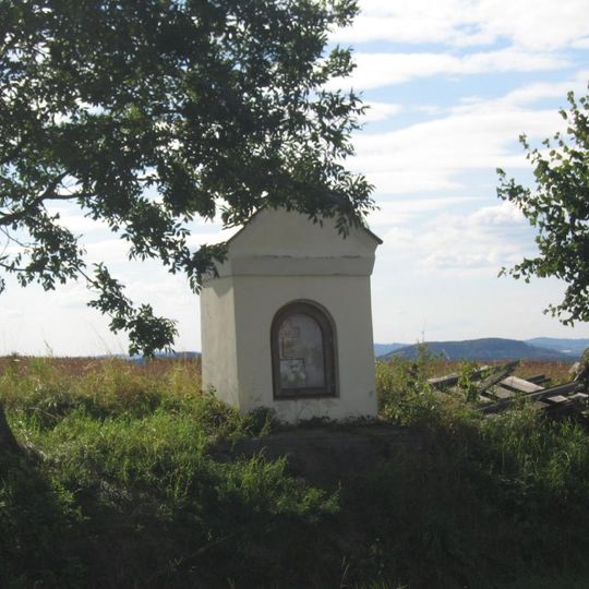 Kaplička u silnice severně od Tisku