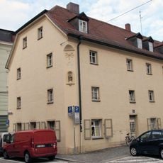 Wohn- und Geschäftshaus, ehemals zum Stift Obermünster gehörig
