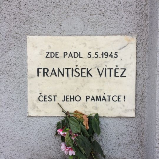Pamětní deska Františka Vítěze na domě Koněvova 1601/140 na Žižkově