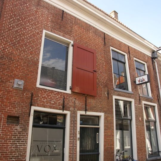 Pand met rechte kroonlijst en dakkapel