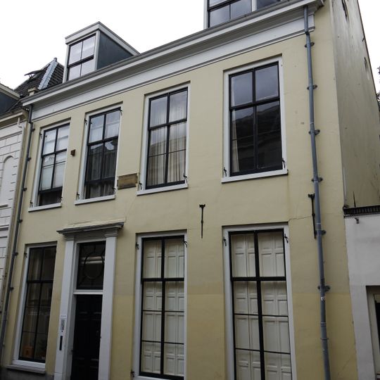 Pand met verdieping onder dwarsgeplaatst pannen zadeldak tussen puntgevels