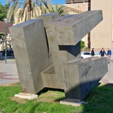 Escultura en forma de cubo quebrado.