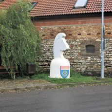 Plastika Bílý kůň v Karlštejnské ulici v Chýnicích