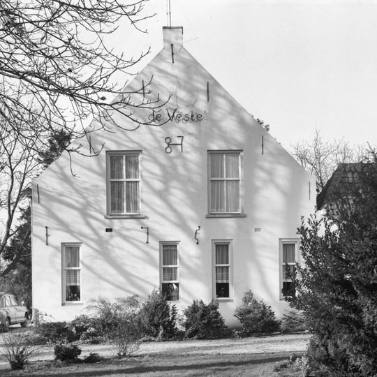 Huis "De Veste", voormalige R.K. Pastorie: een met grachten omgeven gebouw met stenen hekpalen, thans gepleisterd en gewijzigd