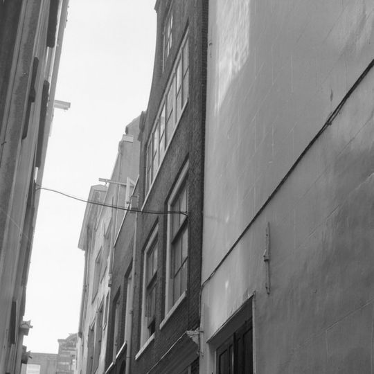 Pand met klokgevel met houten pui