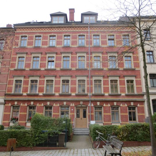 Mietshaus in geschlossener Bebauung, mit Vorgarten Tannenstraße 5