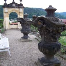 Kamenné ozdobné vázy v Růžové zahradě zámku v Děčíně