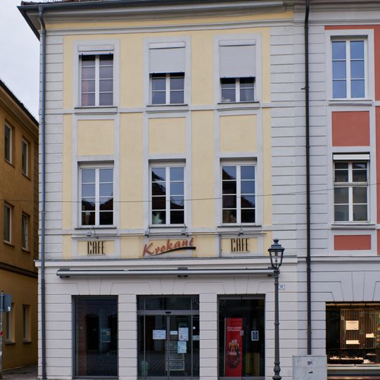 Residential and commercial building at Martin Luther Platz 10