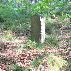 Památný kámen u cesty v horní části Údolí vzdechů jihovýchodně od Cvikova