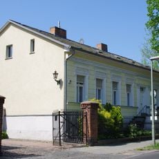 Gehöft & Wohnhaus & Stall & Pflasterung Regattastraße 170
