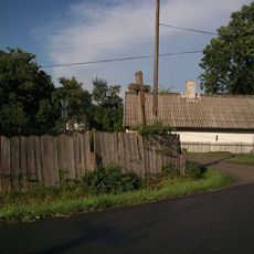 Kříž v Radkově za plotem