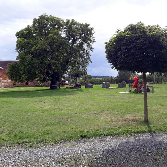 Kříž na dvoře u zámku v Rochlově