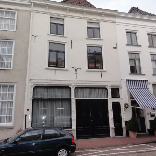 Pand onder schilddak