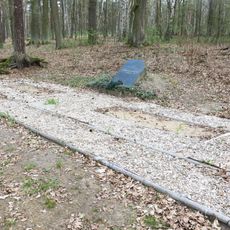 Pomník obětem pochodu smrti v dubnu 1945 v lese jihozápadně od Dolní Libchavy