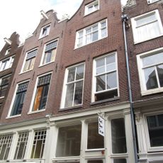 Pand met gevel onder rollagentop