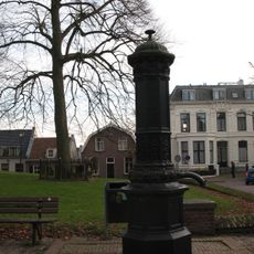 Gietijzeren Pomp op Hof