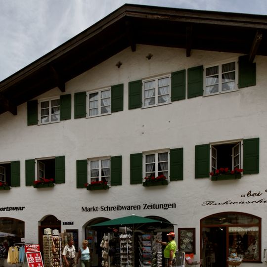 Wohn- und Geschäftshaus