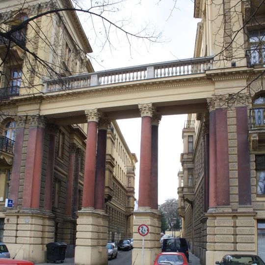 Mostní přechod mezi domy třída Kpt. Jaroše 37a a 39a