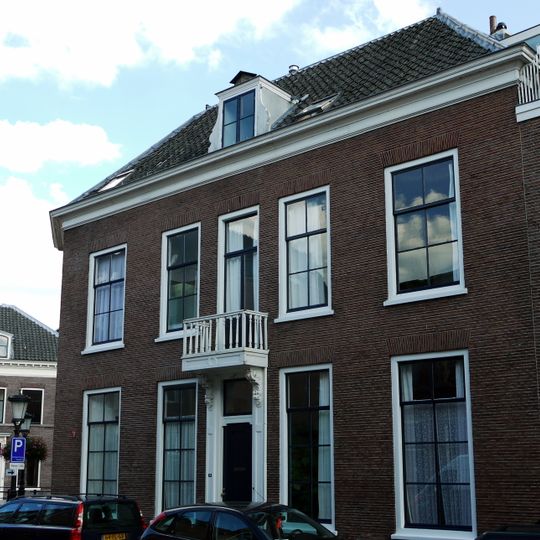 Hoekpand met verdieping en afgeschuinde hoek, een geheel uitmakend met het naastgelegen pand Plompetorengracht 26