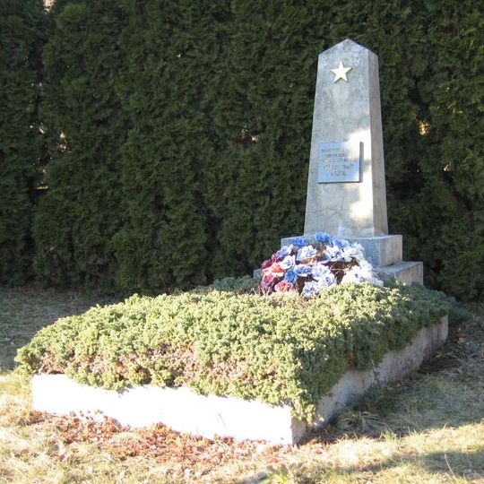 Pomník Rudé armádě ve středu Přezletic