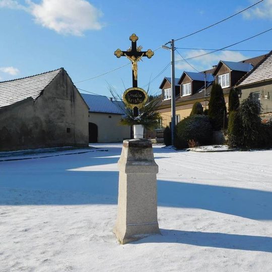 Kříž v jihozápadní části návsi v Rohozné