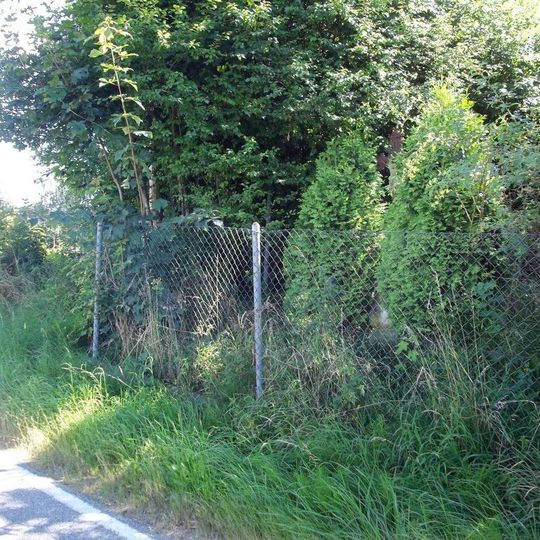 Kříž jižně od Deštné v zahradě