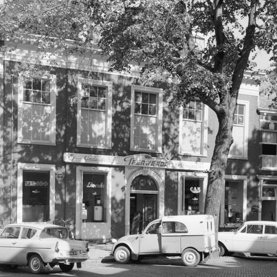 Vijf traveeën breed pand onder tentdak met dakkapellen