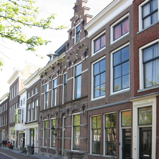 Pand van twee vensterassen met lage zolderverdieping en hoog schilddak