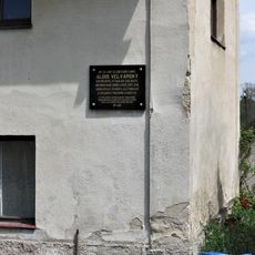 Pamětní deska Aloise Velvarského na domě 66 v Skalsku