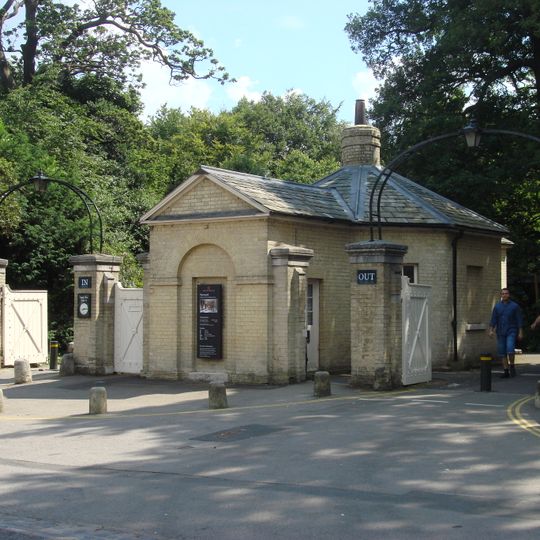 Kenwood West Lodge With Flanking Gates And Gate Piers